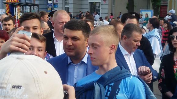 На День Європи вiнничани робили селфі з прем'єр-міністром на сайті 20minut.ua На День Європи вiнничани робили селфі з прем'єр-міністром, фото №3 на сайті 20minut.ua