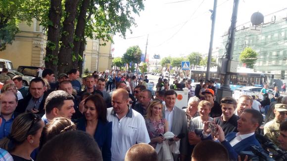 На День Європи вiнничани робили селфі з прем'єр-міністром на сайті 20minut.ua На День Європи вiнничани робили селфі з прем'єр-міністром, фото №12 на сайті 20minut.ua