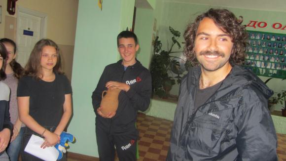 «Це так легко – викинути пластик у контейнер!» - У Бар приїхав «містер чистоти» з Америки на сайті 20minut.ua «Це так легко – викинути пластик у контейнер!» - У Бар приїхав «містер чистоти» з Америки, фото №2 на сайті 20minut.ua