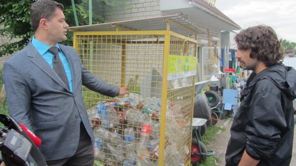 «Це так легко – викинути пластик у контейнер!» - У Бар приїхав «містер чистоти» з Америки на сайті 20minut.ua «Це так легко – викинути пластик у контейнер!» - У Бар приїхав «містер чистоти» з Америки, фото №6 на сайті 20minut.ua