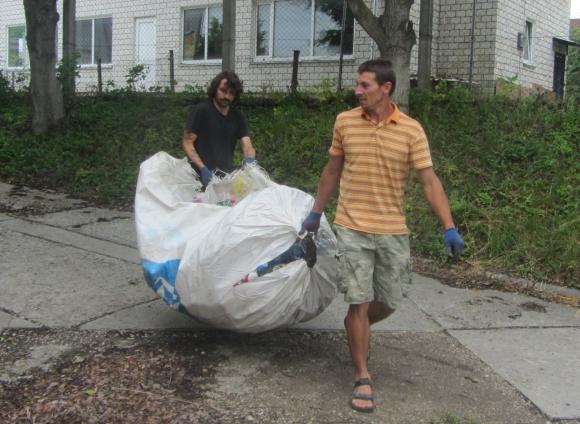 «Це так легко – викинути пластик у контейнер!» - У Бар приїхав «містер чистоти» з Америки на сайті 20minut.ua «Це так легко – викинути пластик у контейнер!» - У Бар приїхав «містер чистоти» з Америки, фото №8 на сайті 20minut.ua
