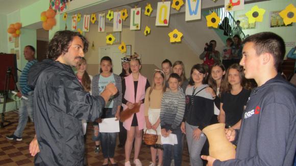 «Це так легко – викинути пластик у контейнер!» - У Бар приїхав «містер чистоти» з Америки на сайті 20minut.ua «Це так легко – викинути пластик у контейнер!» - У Бар приїхав «містер чистоти» з Америки, фото №3 на сайті 20minut.ua