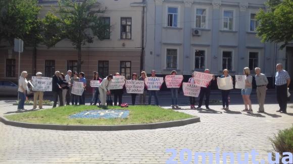 Тернополяни пікетували міськраду проти незаконних забудов на сайті 20minut.ua Тернополяни пікетували міськраду проти незаконних забудов, фото №1 на сайті 20minut.ua