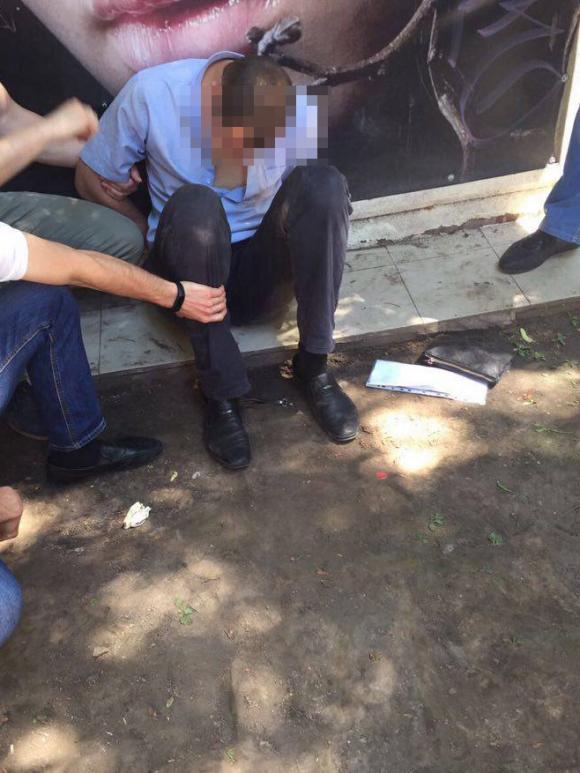 На Чорновола затримали поліцейського за хабар 500 доларів (оновлено) на сайті 20minut.ua На Чорновола затримали поліцейського за хабар 500 доларів (оновлено), фото №1 на сайті 20minut.ua
