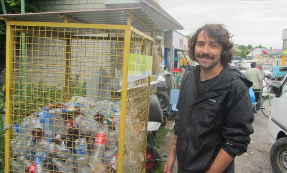 «Це так легко – викинути пластик у контейнер!» - У Бар приїхав «містер чистоти» з Америки на сайті 20minut.ua «Це так легко – викинути пластик у контейнер!» - У Бар приїхав «містер чистоти» з Америки, фото №7 на сайті 20minut.ua