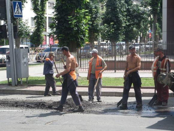 Фото дня: рух на Володимирській перекрили. Комунальники латають ями, фото №2 на сайті vsim.ua