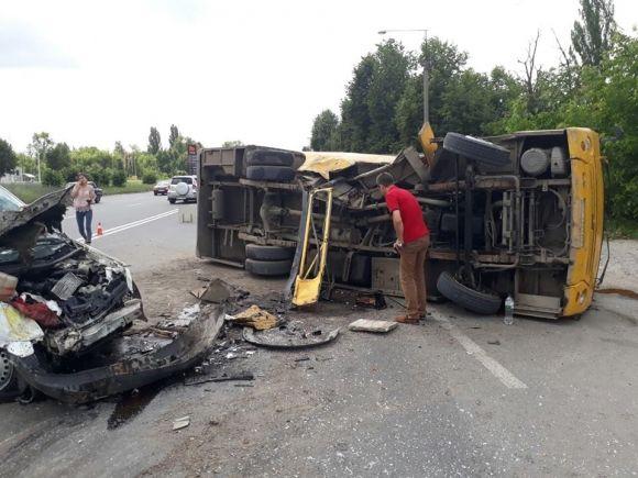 У Кам'янці зіткнулися маршрутка та легковик. Є потерпілі (ФОТО), фото №1 на сайті 20minut.ua