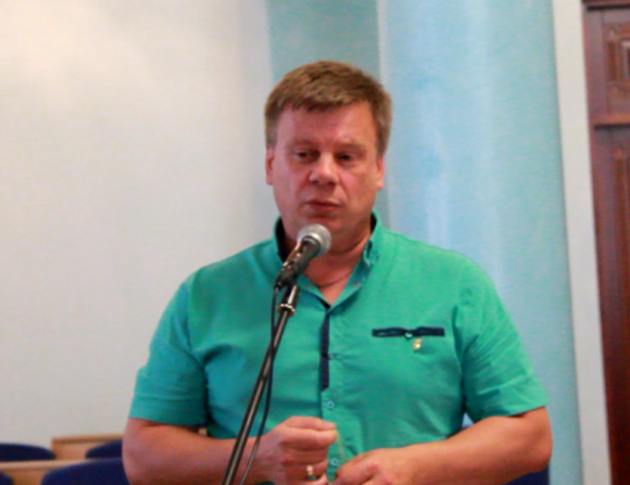 На сесії облради депутати та очільник “Водоканалу” зійшлися на тому, що "смердючу" воду пити можна, фото №2 на сайті 20minut.ua