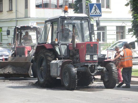 Фото дня: рух на Володимирській перекрили. Комунальники латають ями, фото №1 на сайті vsim.ua