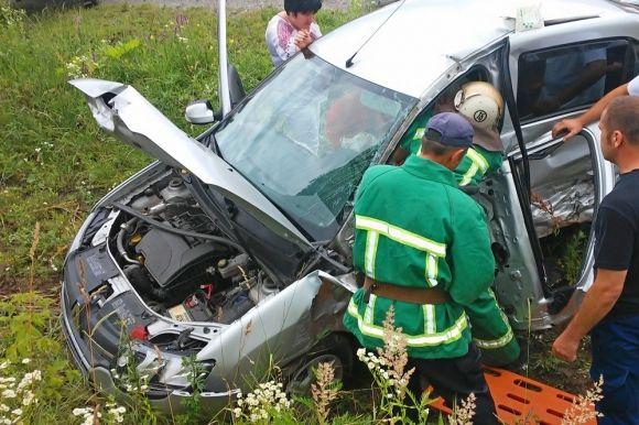 Результат пошуку зображень за запитом "рятувальники вирізали з автомобіля"