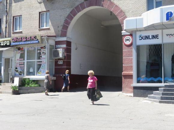 Біля арки по Кам’янецькій водіям та пішоходам важко розминутися. Хто правий?, фото №1 на сайті vsim.ua