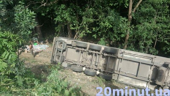 На об’їзній у кювет «злетіла» вантажівка «DAF». Її краном витягали рятувальники, фото №1 на сайті 20minut.ua