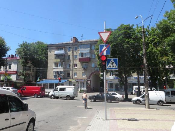 Біля арки по Кам’янецькій водіям та пішоходам важко розминутися. Хто правий?, фото №2 на сайті vsim.ua