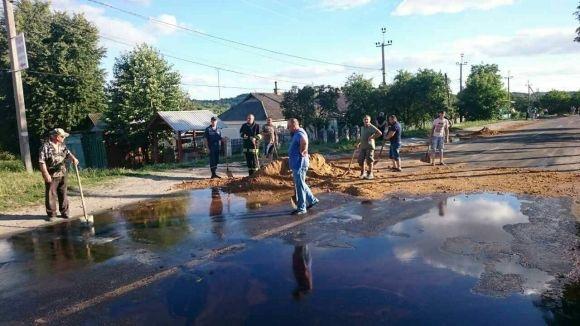 У Тульчині на АЗС розлили бензин.  Пальне залило заправку та дорогу, фото №1 на сайті 20minut.ua
