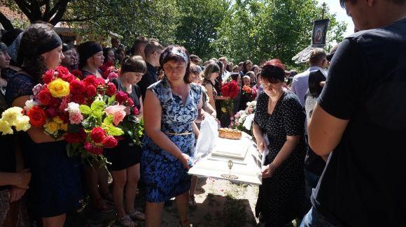 У Вишнівці поховали 17-річну Іринку Мукоїду (оновлено) на сайті 20minut.ua У Вишнівці поховали 17-річну Іринку Мукоїду (оновлено), фото №1 на сайті 20minut.ua
