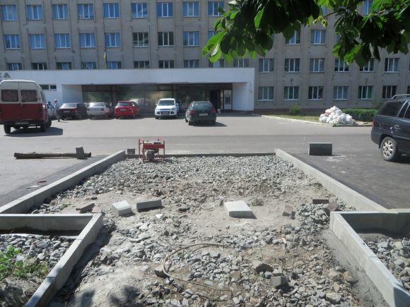 Ремонт за 1,2 мільйона: що зробили біля міської лікарні на сайті vsim.ua Ремонт за 1,2 мільйона: що зробили біля міської лікарні, фото №3 на сайті vsim.ua