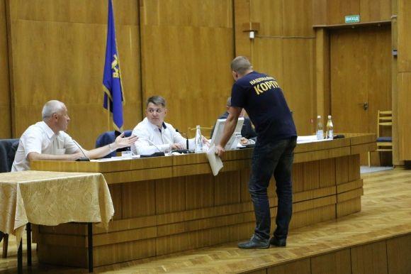 "Білий дім" в диму: активісти запалили фаєри на сайті 20minut.ua "Білий дім" в диму: активісти запалили фаєри, фото №2 на сайті 20minut.ua