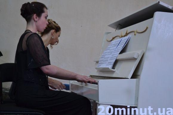 Вир ніжності та експресія на межі божевілля: у Кам’янці слухали «Дві сповіді» (ФОТО) на сайті 20minut.ua Вир ніжності та експресія на межі божевілля: у Кам’янці слухали «Дві сповіді» (ФОТО), фото №3 на сайті 20minut.ua