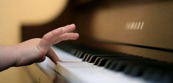 Как научится играть на пианино?