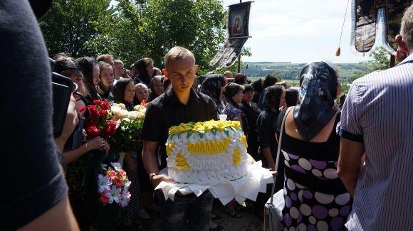 У Вишнівці поховали 17-річну Іринку Мукоїду (оновлено) на сайті 20minut.ua У Вишнівці поховали 17-річну Іринку Мукоїду (оновлено), фото №2 на сайті 20minut.ua