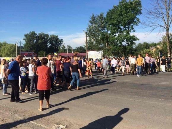 У Вишнівці перекривали дорогу. Все через вбивство Іринки Мукоїди (оновлено) на сайті 20minut.ua У Вишнівці перекривали дорогу. Все через вбивство Іринки Мукоїди (оновлено), фото №1 на сайті 20minut.ua