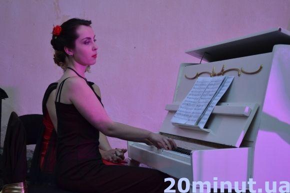 Вир ніжності та експресія на межі божевілля: у Кам’янці слухали «Дві сповіді» (ФОТО) на сайті 20minut.ua Вир ніжності та експресія на межі божевілля: у Кам’янці слухали «Дві сповіді» (ФОТО), фото №8 на сайті 20minut.ua