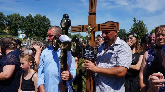 У Вишнівці поховали 17-річну Іринку Мукоїду (оновлено) на сайті 20minut.ua У Вишнівці поховали 17-річну Іринку Мукоїду (оновлено), фото №14 на сайті 20minut.ua