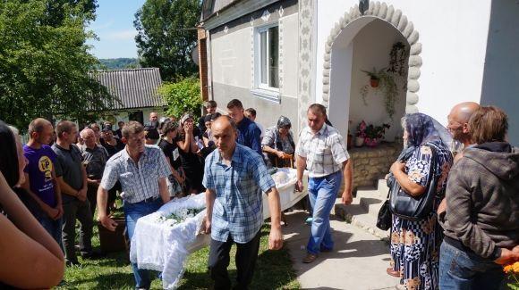 У Вишнівці поховали 17-річну Іринку Мукоїду (оновлено) на сайті 20minut.ua У Вишнівці поховали 17-річну Іринку Мукоїду (оновлено), фото №5 на сайті 20minut.ua