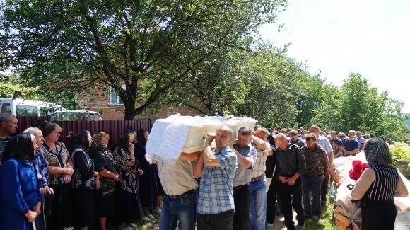 У Вишнівці поховали 17-річну Іринку Мукоїду (оновлено) на сайті 20minut.ua У Вишнівці поховали 17-річну Іринку Мукоїду (оновлено), фото №6 на сайті 20minut.ua