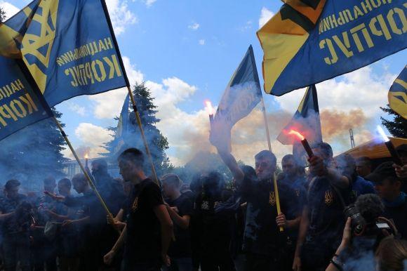 "Білий дім" в диму: активісти запалили фаєри на сайті 20minut.ua "Білий дім" в диму: активісти запалили фаєри, фото №1 на сайті 20minut.ua