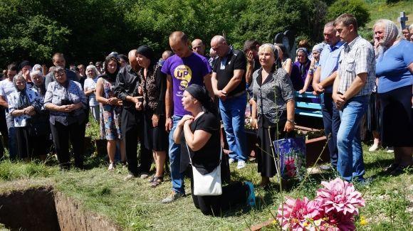У Вишнівці поховали 17-річну Іринку Мукоїду (оновлено) на сайті 20minut.ua У Вишнівці поховали 17-річну Іринку Мукоїду (оновлено), фото №13 на сайті 20minut.ua