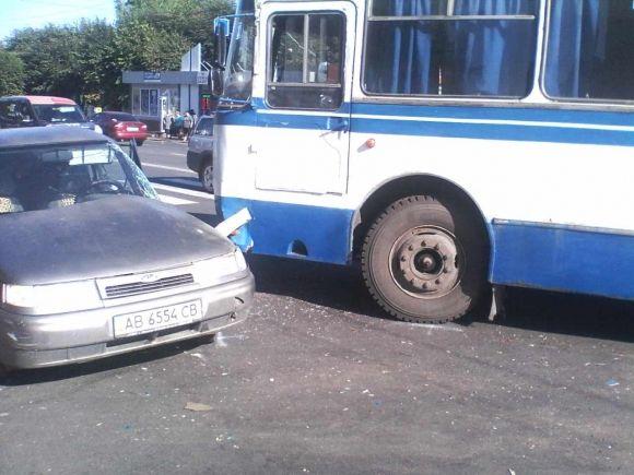 На Коцюбинського автобус протаранив "Ладу". Водія легковика забрала швидка на сайті 20minut.ua На Коцюбинського автобус протаранив "Ладу". Водія легковика забрала швидка, фото №2 на сайті 20minut.ua