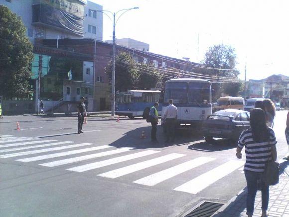 На Коцюбинського автобус протаранив "Ладу". Водія легковика забрала швидка на сайті 20minut.ua На Коцюбинського автобус протаранив "Ладу". Водія легковика забрала швидка, фото №1 на сайті 20minut.ua