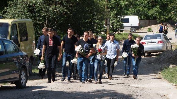 У Вишнівці поховали 17-річну Іринку Мукоїду (оновлено) на сайті 20minut.ua У Вишнівці поховали 17-річну Іринку Мукоїду (оновлено), фото №15 на сайті 20minut.ua