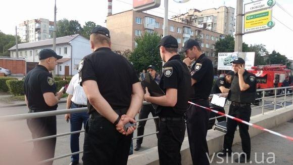 Біля «Фуршету» на Свободи вибухнув «BMW» на сайті vsim.ua Біля «Фуршету» на Свободи вибухнув «BMW», фото №2 на сайті vsim.ua