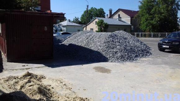 На місце, де військова техніка у Старому парку, звозять будматеріали на сайті 20minut.ua На місце, де військова техніка у Старому парку, звозять будматеріали, фото №1 на сайті 20minut.ua