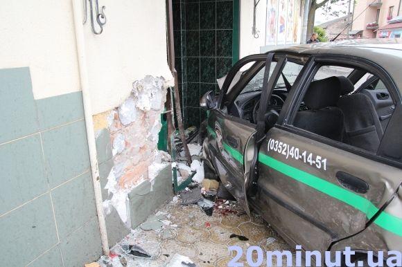 Автомобіль охоронної фірми врізався у магазин "Сім-23": є постраждалі на сайті 20minut.ua Автомобіль охоронної фірми врізався у магазин "Сім-23": є постраждалі, фото №3 на сайті 20minut.ua