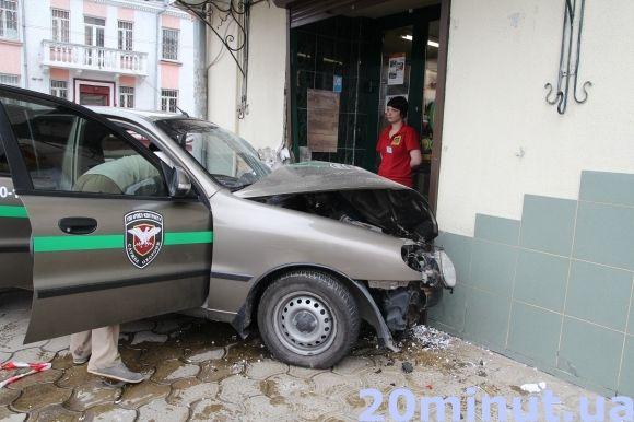 Автомобіль охоронної фірми врізався у магазин "Сім-23": є постраждалі на сайті 20minut.ua Автомобіль охоронної фірми врізався у магазин "Сім-23": є постраждалі, фото №2 на сайті 20minut.ua