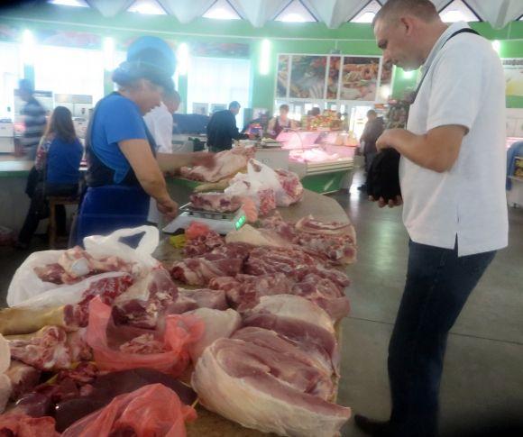 За м’ясо - 120 гривень, за сало - 75. На хмельницькому ринку подорожчала свинина на сайті vsim.ua За м’ясо - 120 гривень, за сало - 75. На хмельницькому ринку подорожчала свинина, фото №1 на сайті vsim.ua