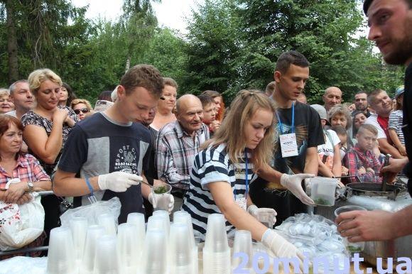 На фестивалі у Тернополі роздали 10 000 порцій рекордної рибної юшки, фото №1 на сайті 20minut.ua