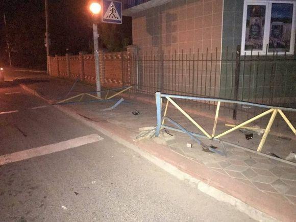 На Вінницькому шосе "BMW" влетіло в огорожу і перекинулось на сайті vsim.ua На Вінницькому шосе "BMW" влетіло в огорожу і перекинулось, фото №1 на сайті vsim.ua