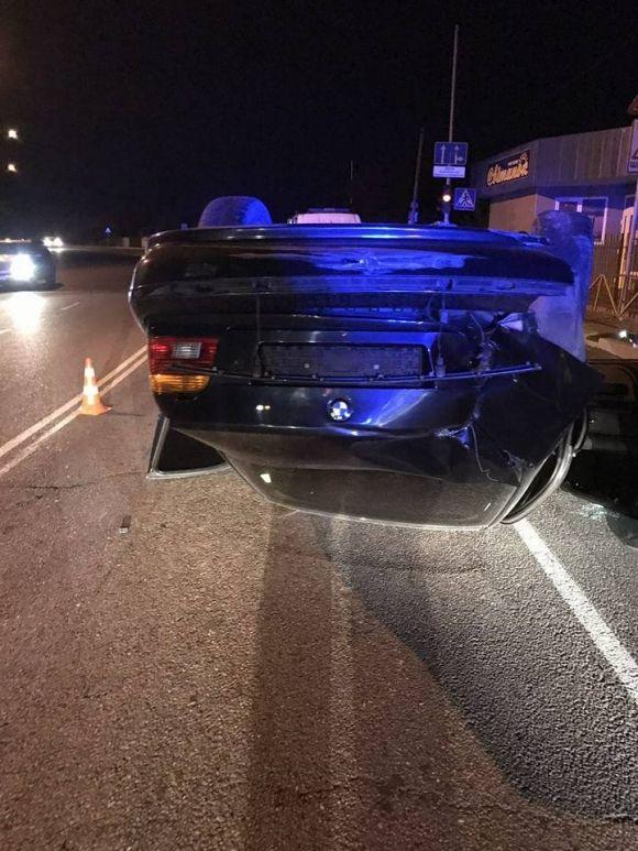 На Вінницькому шосе "BMW" влетіло в огорожу і перекинулось на сайті vsim.ua На Вінницькому шосе "BMW" влетіло в огорожу і перекинулось, фото №2 на сайті vsim.ua