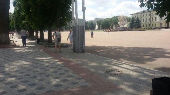 Фото дня: з майдану Незалежності забрали лавочки, фото №3 на сайті vsim.ua