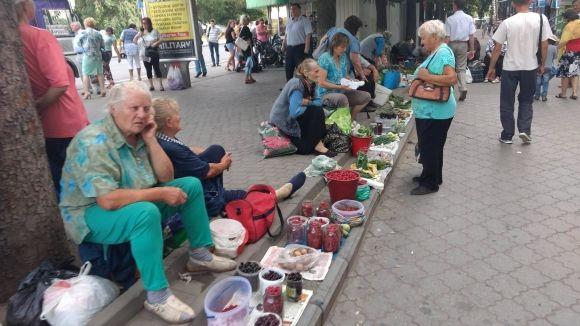 Новини Хмельницького - фото з “Коли ганяють, переходжу на другу сторону”, - стихійні торговці на проспекті Миру “Коли ганяють, переходжу на другу сторону”, - стихійні торговці на проспекті Миру, фото №4 на сайті vsim.ua