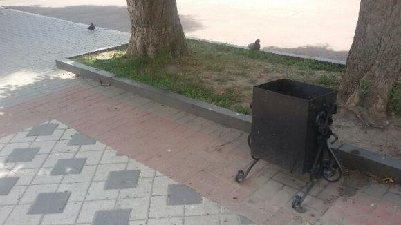 Фото дня: з майдану Незалежності забрали лавочки, фото №2 на сайті vsim.ua