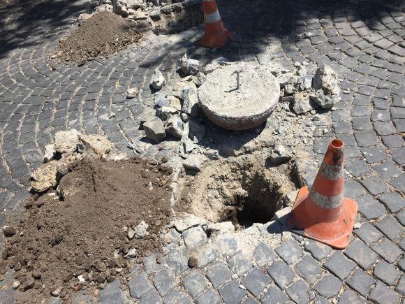 На Театралці тепер можна посунути обмежувачі руху, фото №1 на сайті 20minut.ua