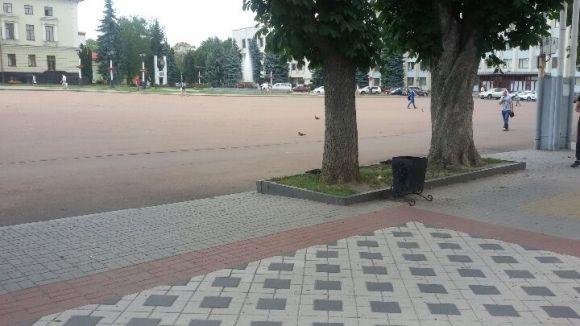 Фото дня: з майдану Незалежності забрали лавочки, фото №1 на сайті vsim.ua