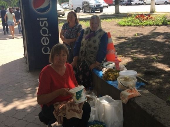 Новини Хмельницького - фото з “Коли ганяють, переходжу на другу сторону”, - стихійні торговці на проспекті Миру “Коли ганяють, переходжу на другу сторону”, - стихійні торговці на проспекті Миру, фото №3 на сайті vsim.ua