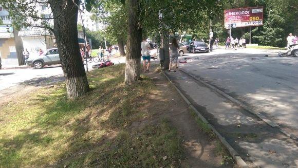 На Проскурівського підпілля мотоцикл влетів у "Toyota". Водій у лікарні на сайті vsim.ua На Проскурівського підпілля мотоцикл влетів у "Toyota". Водій у лікарні, фото №1 на сайті vsim.ua