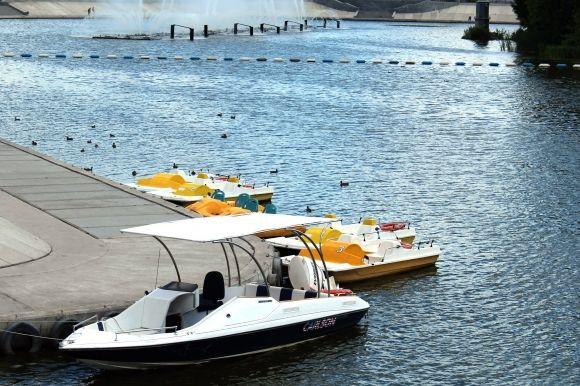 Водні розваги. Де у місті можна покататися на човні, катамарані, теплоході на сайті 20minut.ua Водні розваги. Де у місті можна покататися на човні, катамарані, теплоході, фото №1 на сайті 20minut.ua